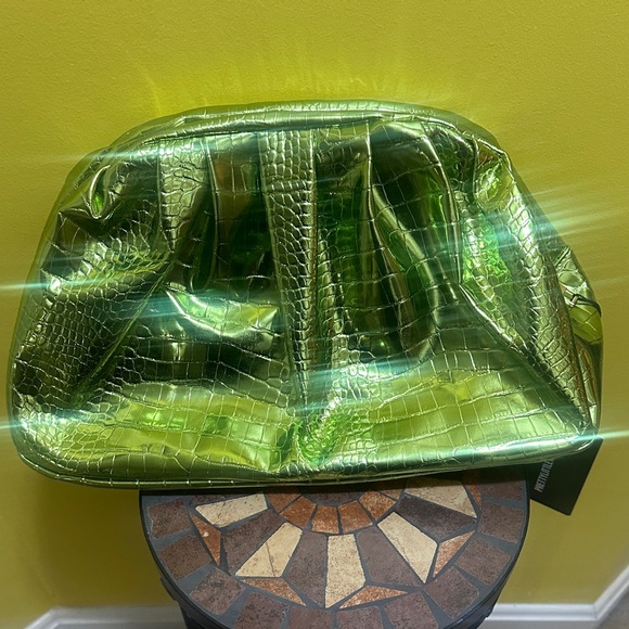 PrettyLittleThing Metallic Lime Green Embossed Bag - Picture 1 of 4